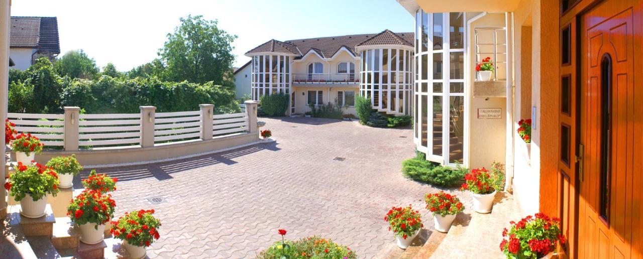 Villa Brussels Deva Buitenkant foto